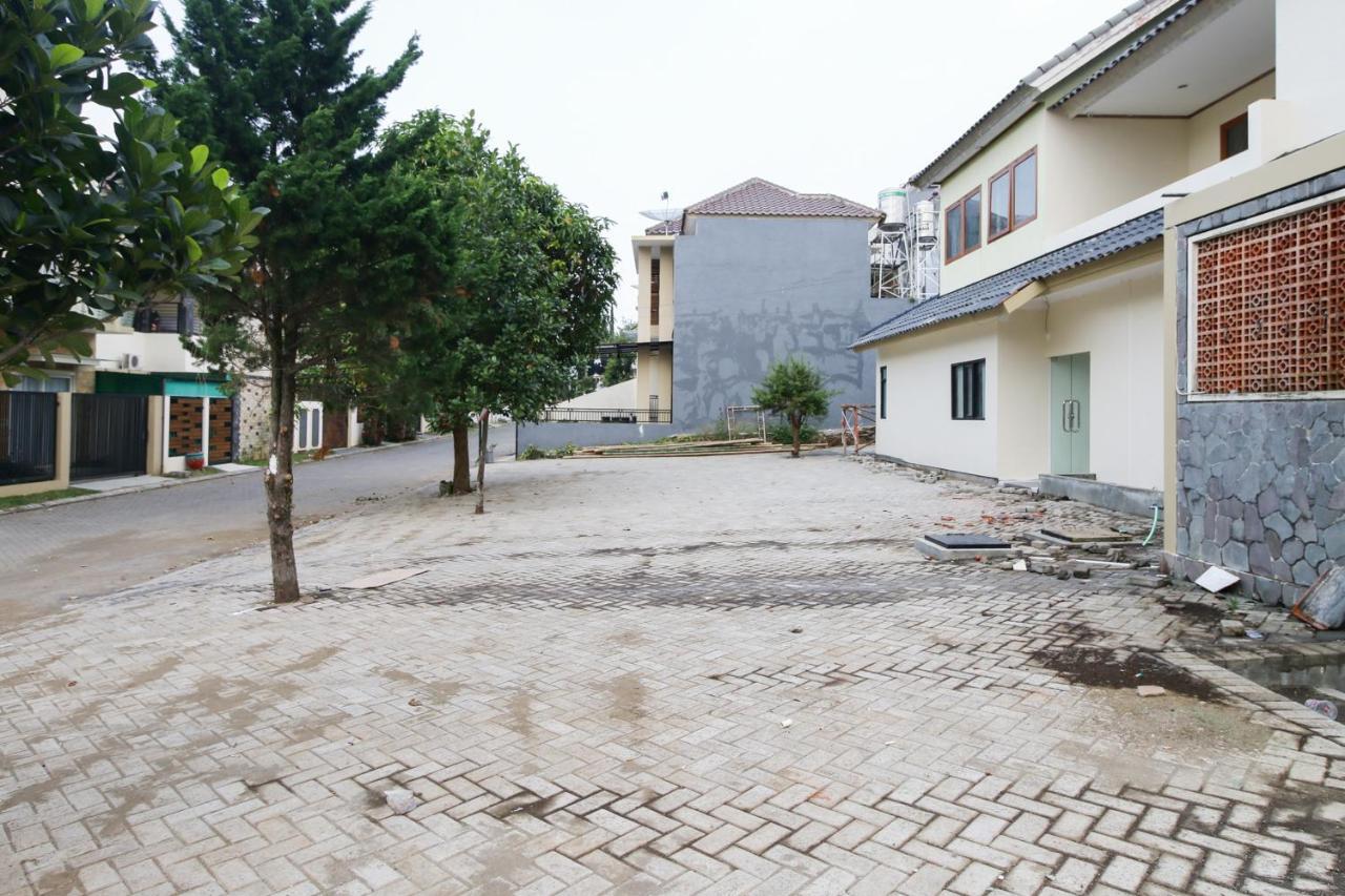 Reddoorz Plus At Panorama Villas Batu Batu  Exterior photo